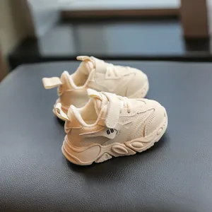 Zapatillas chunky para bebés en color blanco roto con suelas blandas para el otoño.