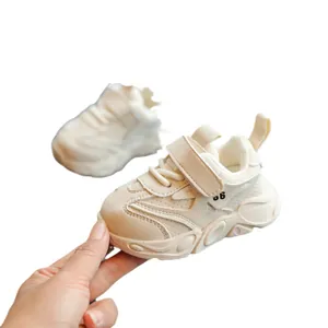 Zapatillas para niños con forro polar beige, suela blanda y cierre de velcro