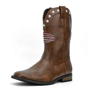 Detailansicht brauner Western-Cowboystiefel mit Sternen- und Streifenstickerei.