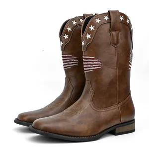 Detailansicht brauner Herren-Cowboystiefel mit weißer Sternstickerei und Flaggenmuster