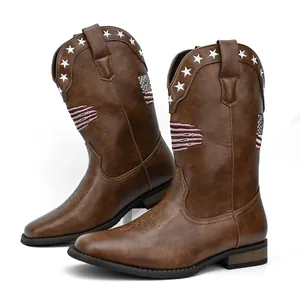 Seitenansicht der braunen Herren-Westernstiefel mit Stickerei aus weißen Sternen