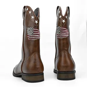 Rückansicht brauner Western-Cowboystiefel mit Stern- und USA-Flaggen-Stickereien