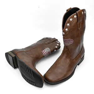 Detailansicht von braunen Cowboy-Stiefeln mit Sternenstickerei und griffiger Gummisohle