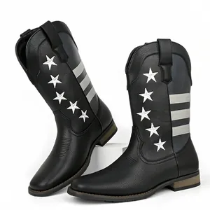 Detailansicht schwarzer Western-Cowboystiefel für Herren mit Sternen und Streifen.