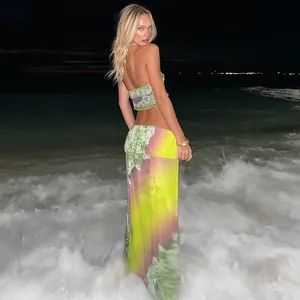 Zweiteiliges Netz-Set mit Blumendruck, Crop-Top und langem Rock am Strand bei Nacht