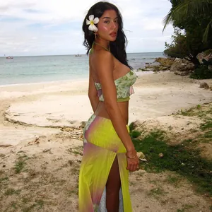 Detailansicht von Damen-Mesh-Print-Halter-Top- und Schlitzrock-Set am Strand