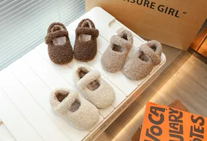 Drei Paar gemütliche Kinder-Slipper aus lockiger Wolle in Braun- und Beigetönen