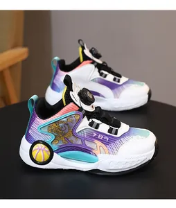 Détail de chaussures de basket pour enfants avec motif de dragon et boucle rotative