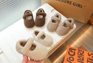 Detailansicht warmer Kinder-Plüschschuhe im Mary Jane Stil in verschiedenen Winterfarben