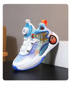 Vue latérale de chaussures de basket pour garçons avec mesh et laçage rotatif pratique.