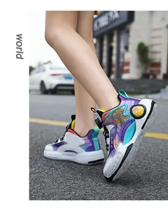 Gros plan sur des chaussures de basket respirantes pour garçons au dégradé violet
