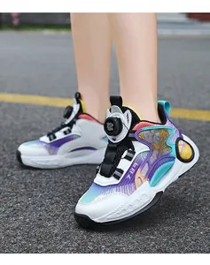 Gros plan de chaussures de basket professionnelles pour garçons avec boucle rotative.