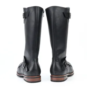 Vue arrière de bottes de moto hautes noires pour hommes avec fermeture éclair et boucles.