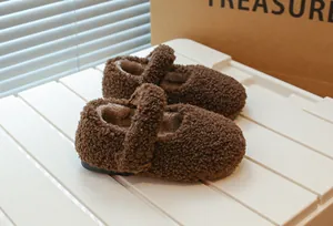 Detaillierte Nahaufnahme brauner flauschiger Schafwoll-Mary-Jane-Schuhe für Mädchen