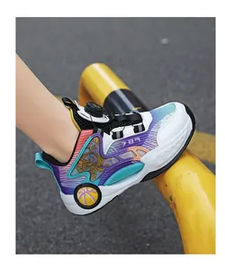 Gros plan d'une chaussure de basket respirante et colorée pour garçon avec motif de dragon