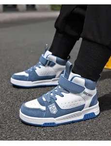 Détail latéral de baskets hautes pour enfants bleues et blanches avec scratch et logo