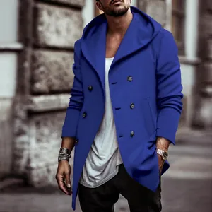 Detail van blauwe trenchcoat met capuchon, dubbele rij knopen en gestructureerde stof
