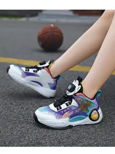Vue détaillée de chaussures de basket pour enfants avec boucle rotative pratique