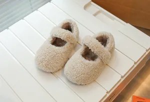 Detailansicht der flauschigen beigen Mädchen-Mary-Janes mit hochwertiger Lammwolltextur.