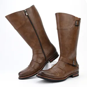 Détail de bottes de moto marron pour hommes avec fermeture éclair et boucle en métal