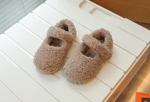 Nahaufnahme gemütlicher brauner Sherpa-Mary-Jane-Schuhe für Mädchen auf weißem Hintergrund