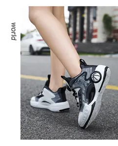 Détail latéral de chaussures de basket pour garçons avec maille respirante et motif dragon