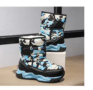 Vue de côté des bottes de neige pour enfants en camouflage bleu avec doublure polaire chaude.