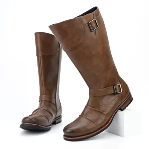 Vue latérale détaillée des bottes de moto marron pour hommes avec boucles et plis