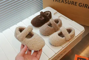 Gemütliche beige und braune gefütterte Lammwoll-Slipper für Kleinkinder Mädchen in der Wintermode.