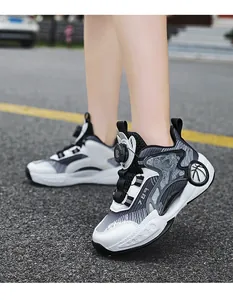 Vue détaillée de chaussures de basket respirantes pour garçons avec boucle rotative