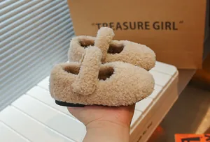 Detailansicht von beigen Plüsch-Mary-Jane-Schuhen für Mädchen mit einer weichen Wolltextur