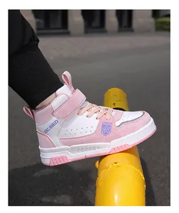 Vue détaillée des baskets montantes roses et blanches pour filles avec velcro et lacets.
