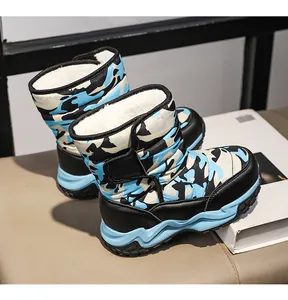Vue détaillée des bottes de neige camouflage bleu pour enfants avec doublure en fausse fourrure