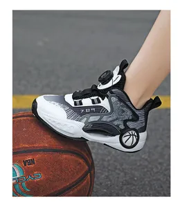 Détail de chaussures de basket respirantes pour garçons avec système de boucle rotative.