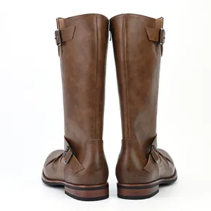 Vue arrière de bottes de moto hautes marron pour hommes avec boucles en métal et plis.