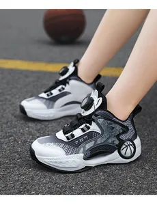 Gros plan de chaussures de basket pro pour garçons avec mesh respirant et système rotatif