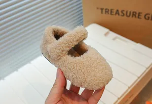 Detaillierte Nahaufnahme beige Sherpa Mary Jane Schuhe für Kinder mit warmem Plüschfutter