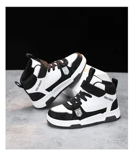 Vue détaillée de baskets montantes mode noir et blanc pour enfants avec velcro