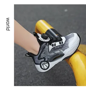 Vue détaillée de chaussures de basket respirantes pour garçons avec système rotatif