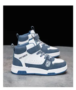 Vue latérale de baskets montantes bleu et blanc pour enfants avec le logo ABC SHIELD
