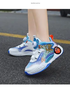 Vue détaillée de chaussures de basket bleues respirantes pour garçons sur asphalte