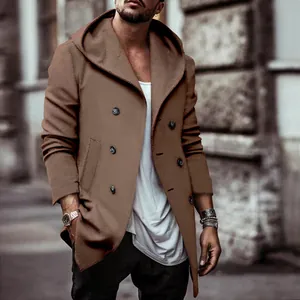Detail van een bruine heren trenchcoat met capuchon en dubbele knopenrij streetstyle