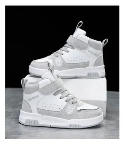 Vue latérale de baskets montantes pour enfants blanches et grises à bande velcro