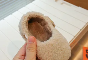Detaillierte Ansicht des weichen Schaffell-Fleece-Futters von Winter-Kinderschuhen
