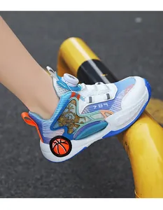 Vue détaillée des chaussures de basket-ball professionnelles en mesh pour garçons avec cadran