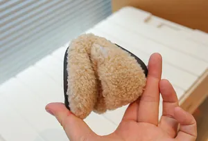 Nahaufnahme der flexiblen Sohle und der weichen Schafwolltextur der Kinder-Loafer