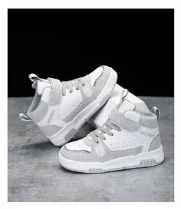 Vue détaillée des baskets montantes pour enfants en blanc et gris avec fermeture velcro