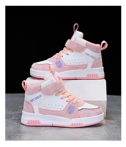 Vue détaillée de profil des baskets pour enfants roses et blanches avec Velcro et logo
