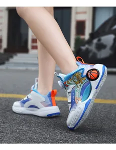 Vue latérale de chaussures de basket pour enfants en mesh respirant pour le sport en plein air
