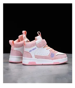 Vue détaillée de côté des baskets montantes roses et blanches pour enfants avec velcro.